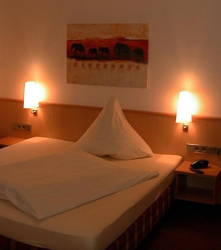 Hotel Lindenkrug Гютерсло Екстер'єр фото