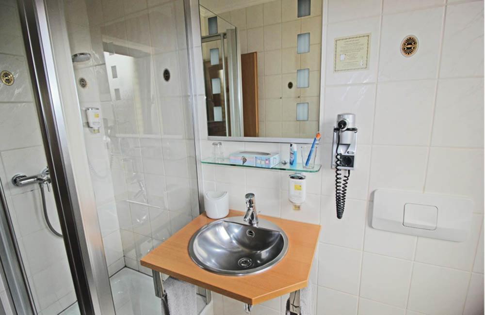 Hotel Lindenkrug Гютерсло Номер фото